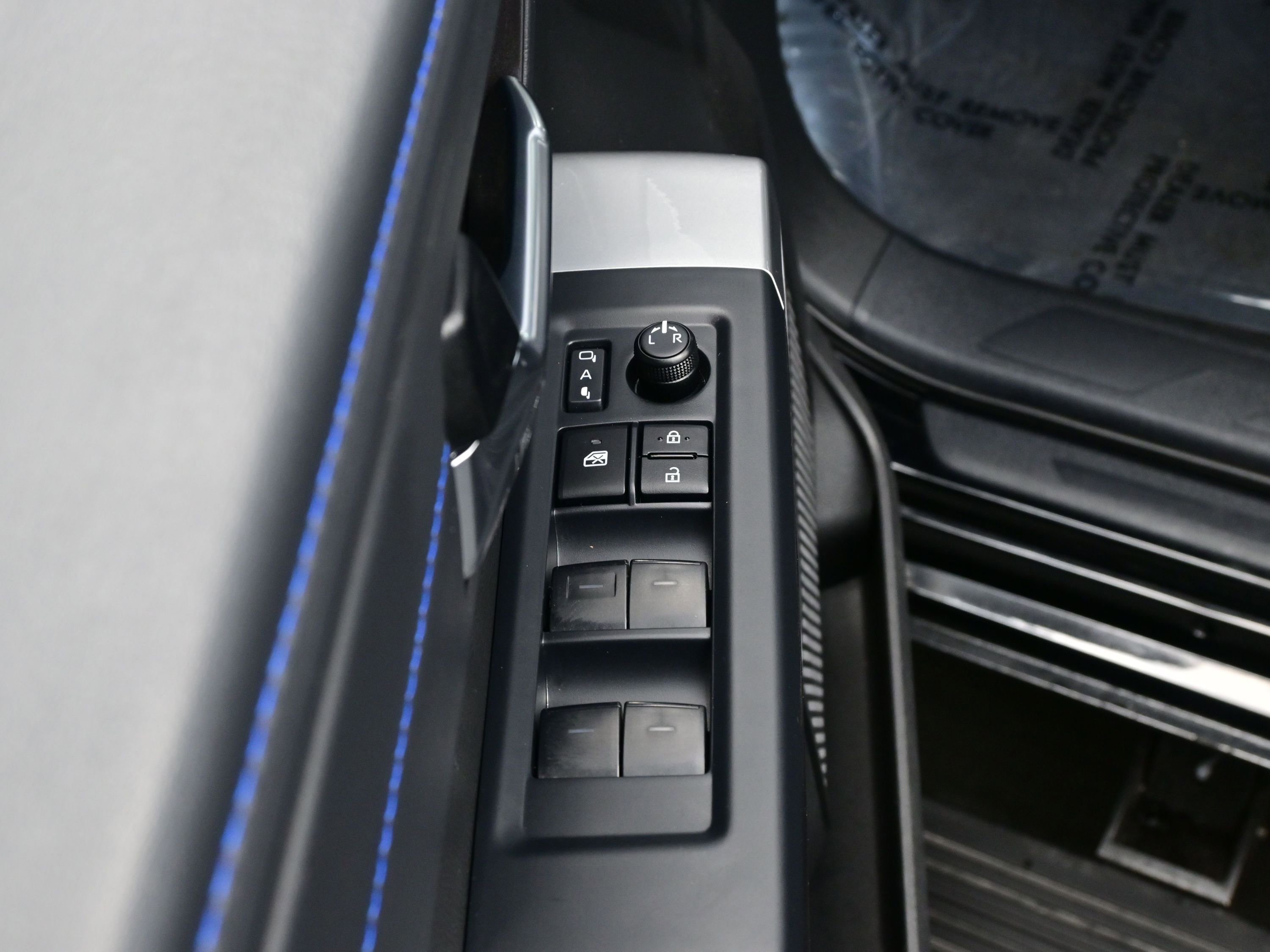 Used 2025 Toyota Sequoia Platinum image 11