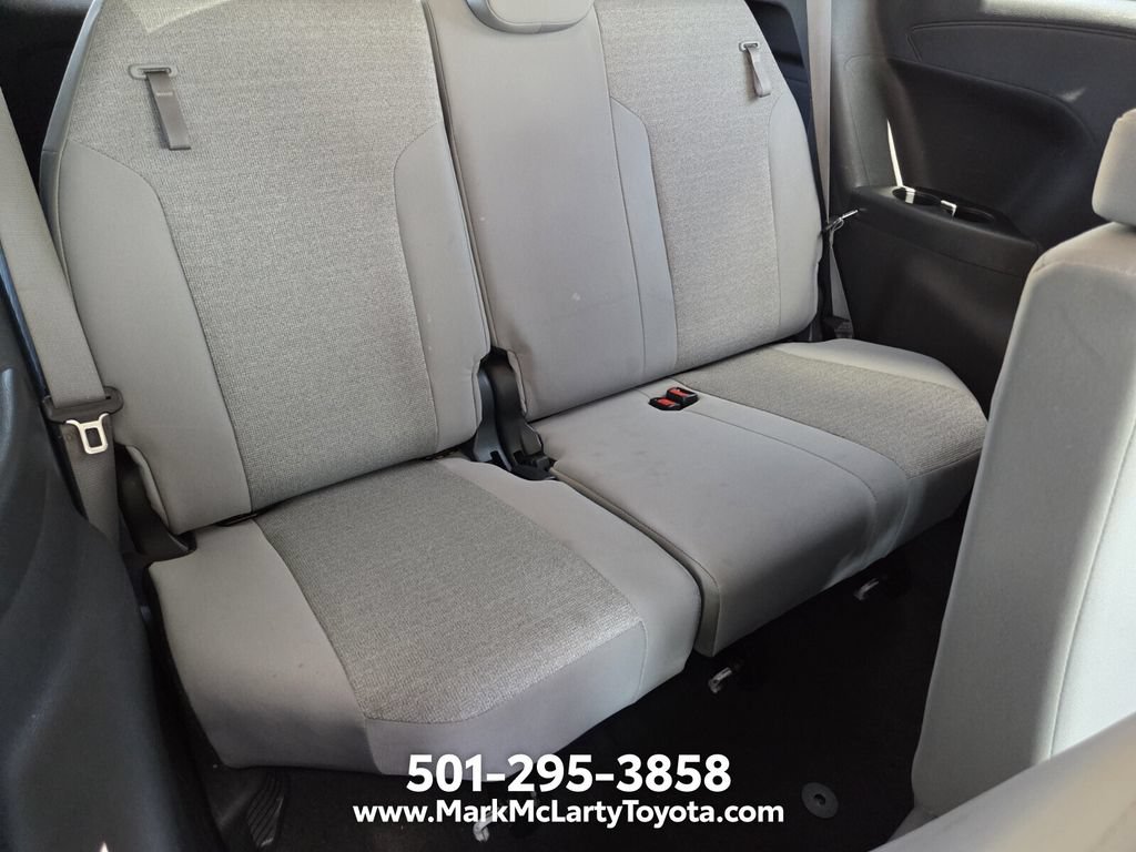 Used 2025 Toyota Sienna LE FWD image 14