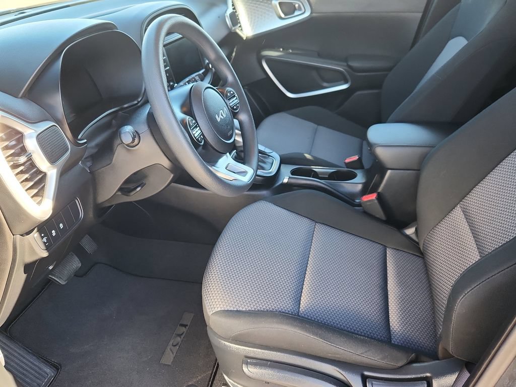 Used 2025 Kia Soul LX w/ LX Technology Package FWD image 7