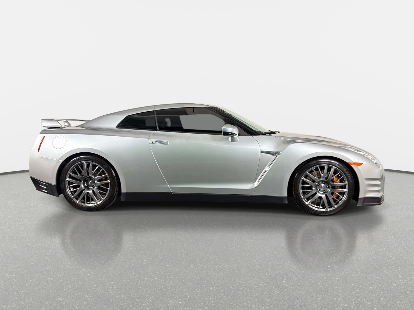 Used 2016 Nissan GT-R Premium AWD/4WD image 2