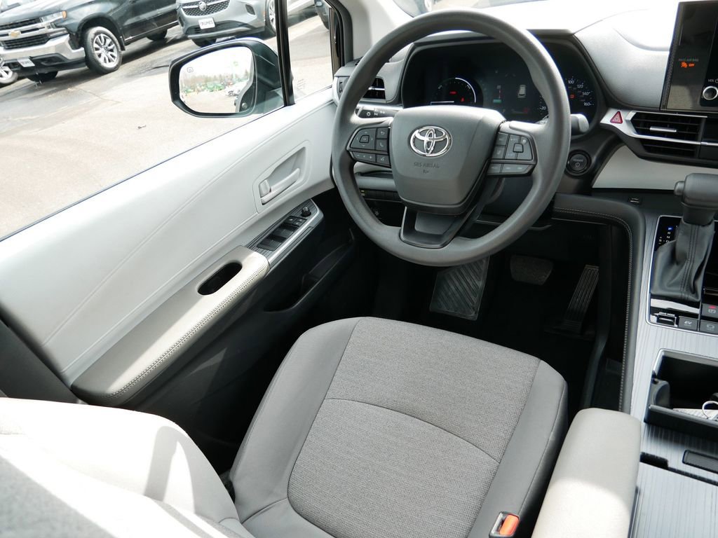 Used 2025 Toyota Sienna LE FWD image 17