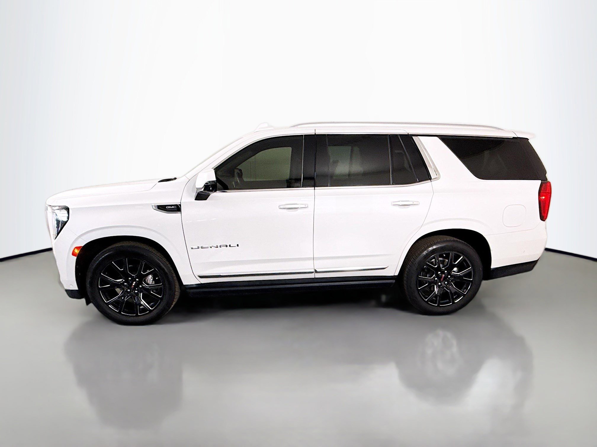 Used 2023 GMC Yukon Denali w/ Denali Reserve Package image 6