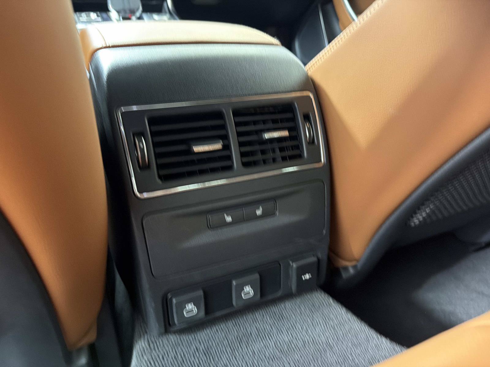 Certified 2024 Jaguar XF R-Dynamic SE AWD/4WD image 12