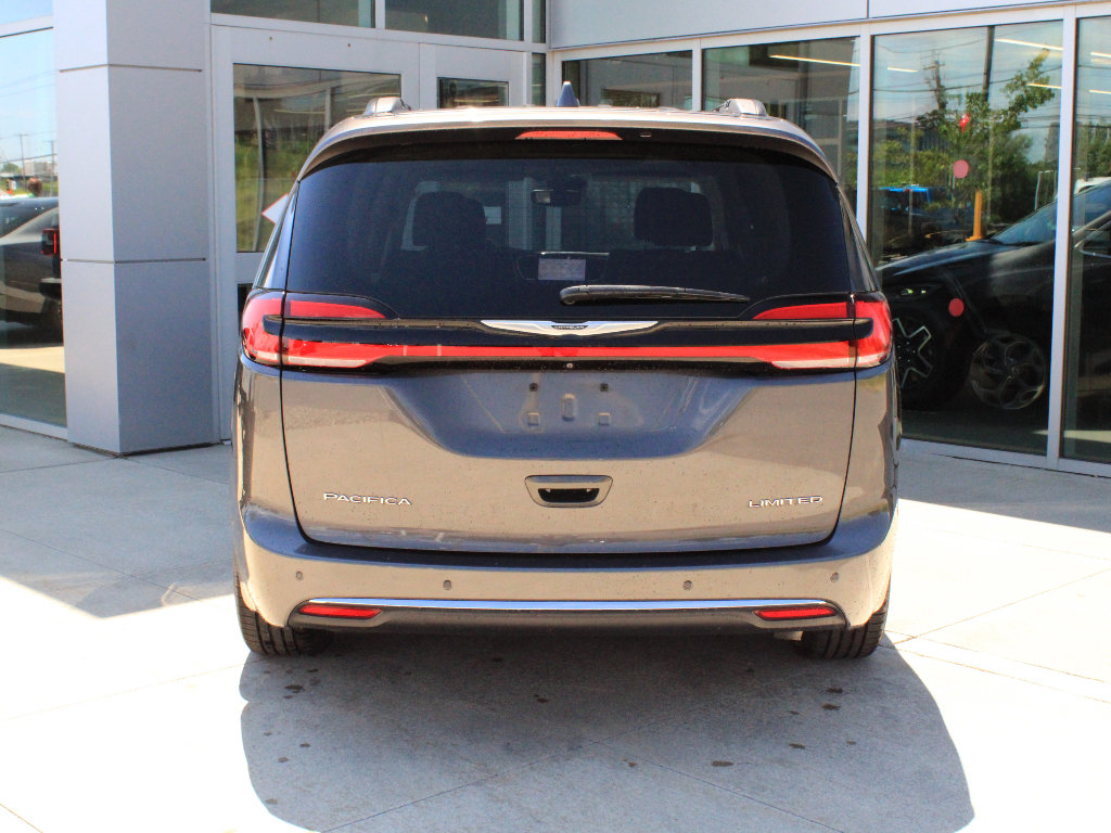 Used 2022 Chrysler Pacifica Limited w/ Uconnect Theater Family Group FWD image 7