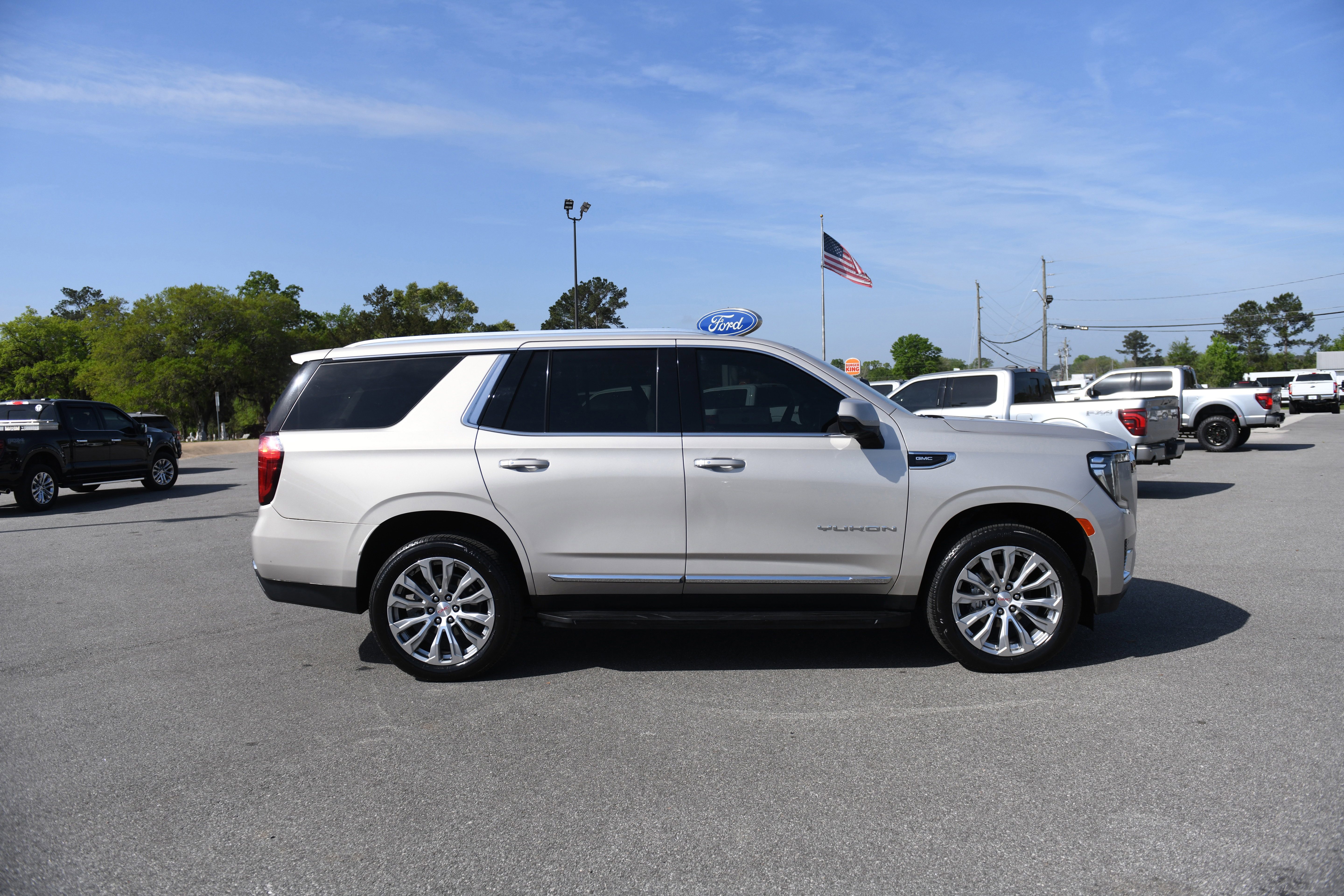 Used 2021 GMC Yukon SLT w/ SLT Luxury Plus Package image 2