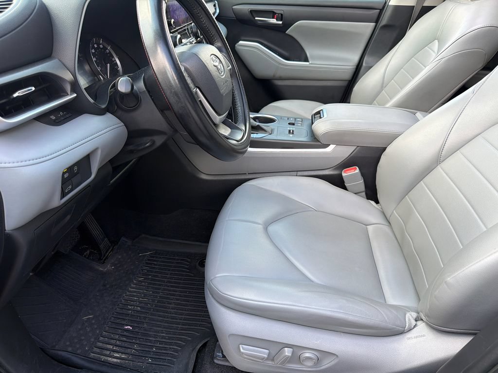 Used 2023 Toyota Highlander XLE FWD image 9