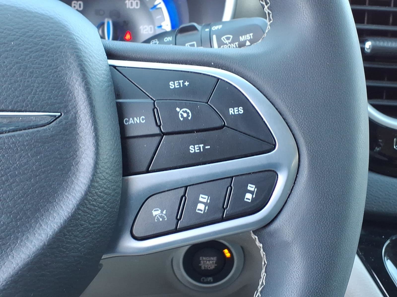 Used 2023 Chrysler Pacifica Touring-L image 19