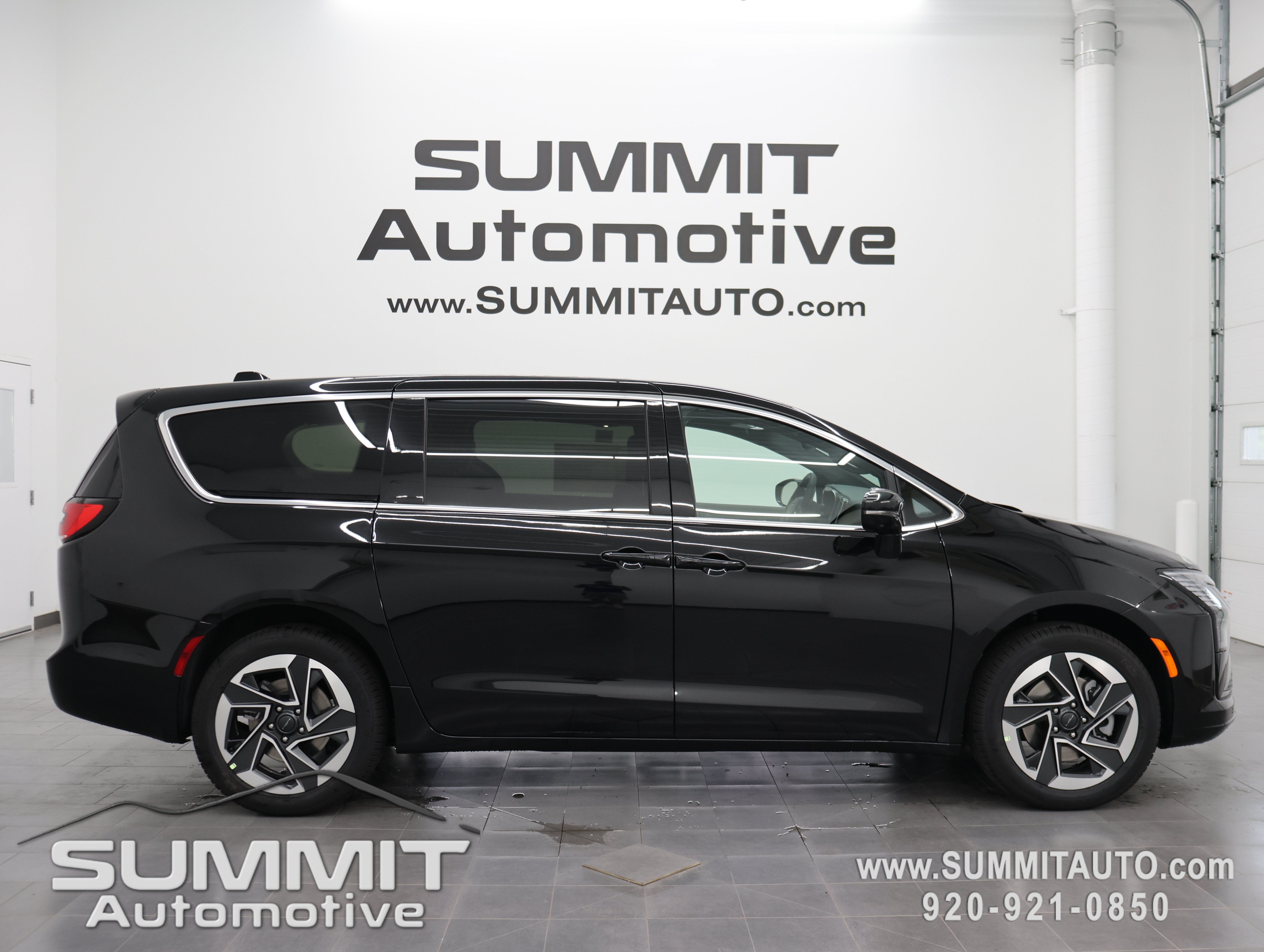 New 2027 Chrysler Pacifica Limited AWD/4WD image 1