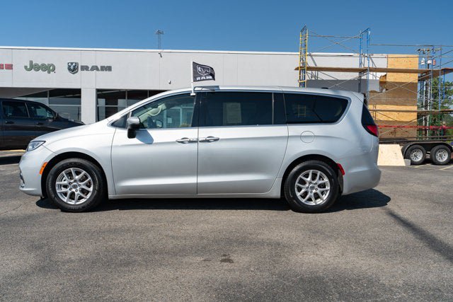 Used 2023 Chrysler Pacifica Touring-L FWD image 2