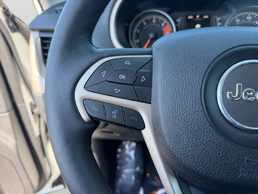 Used 2016 Jeep Cherokee Latitude w/ Cold Weather Group AWD/4WD image 19