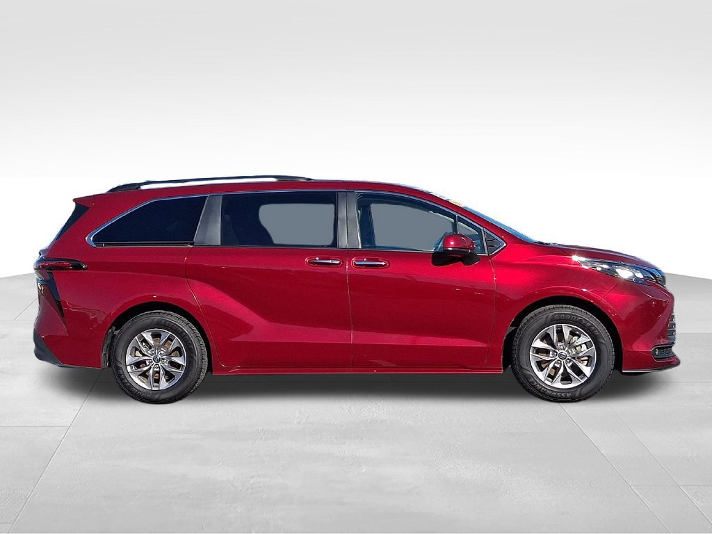 Certified 2026 Toyota Sienna XLE FWD image 11