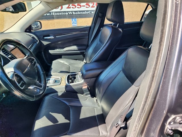 Used 2018 Chrysler 300 Limited AWD/4WD image 8
