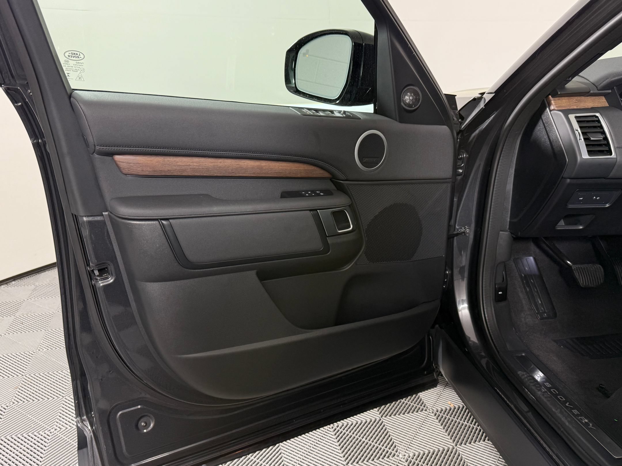 Used 2025 Land Rover Discovery S AWD/4WD image 22