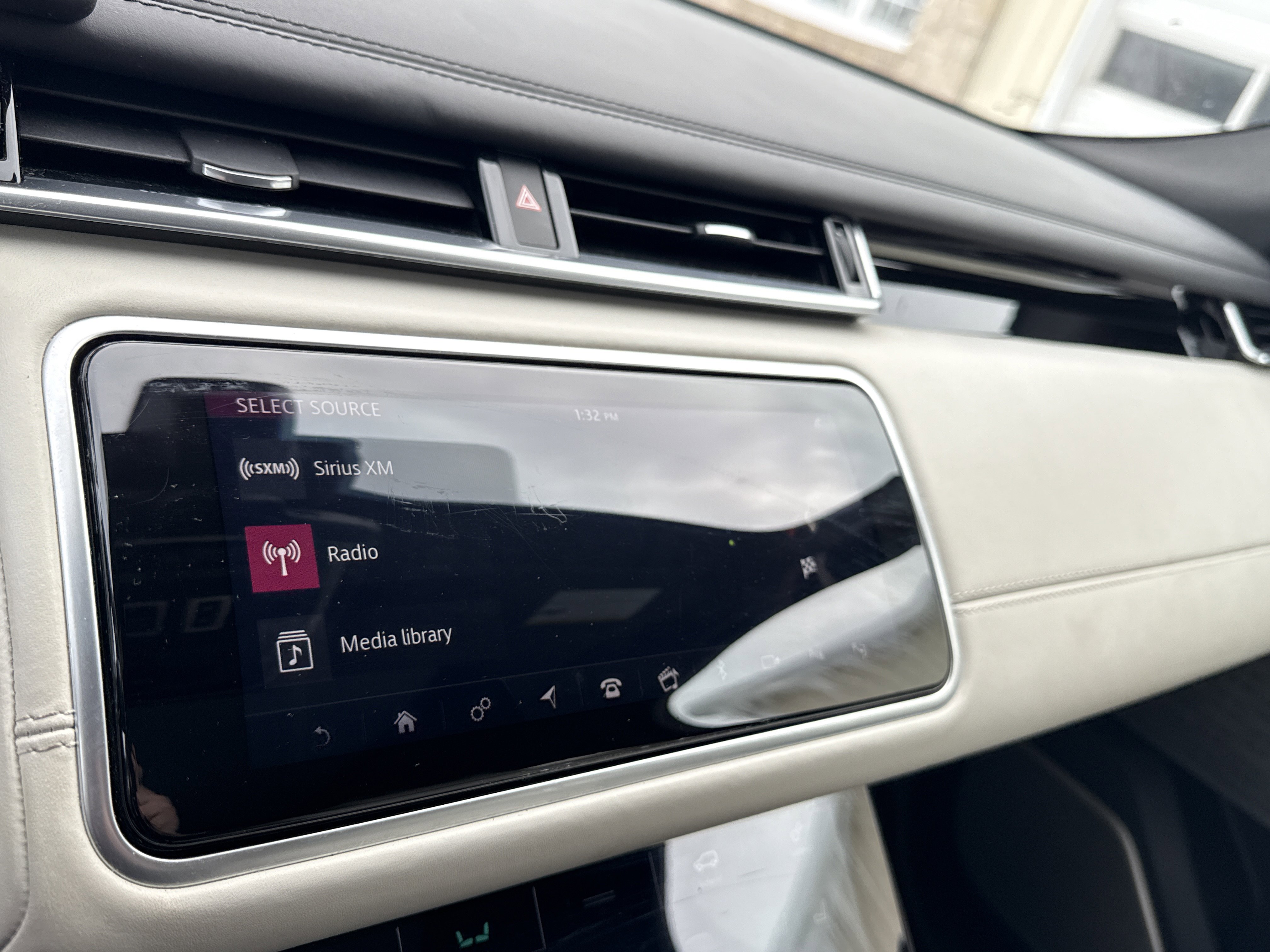 Used 2018 Land Rover Range Rover Velar R-Dynamic SE image 6