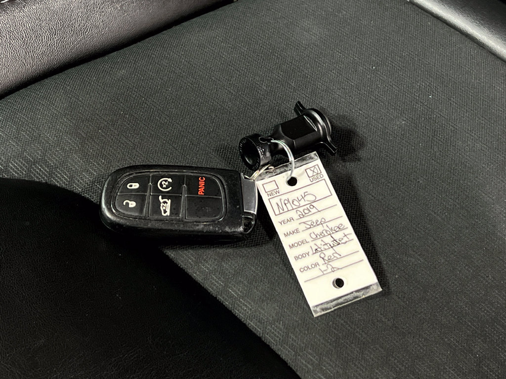 Used 2019 Jeep Cherokee Latitude Plus w/ Comfort/Convenience Group FWD image 37