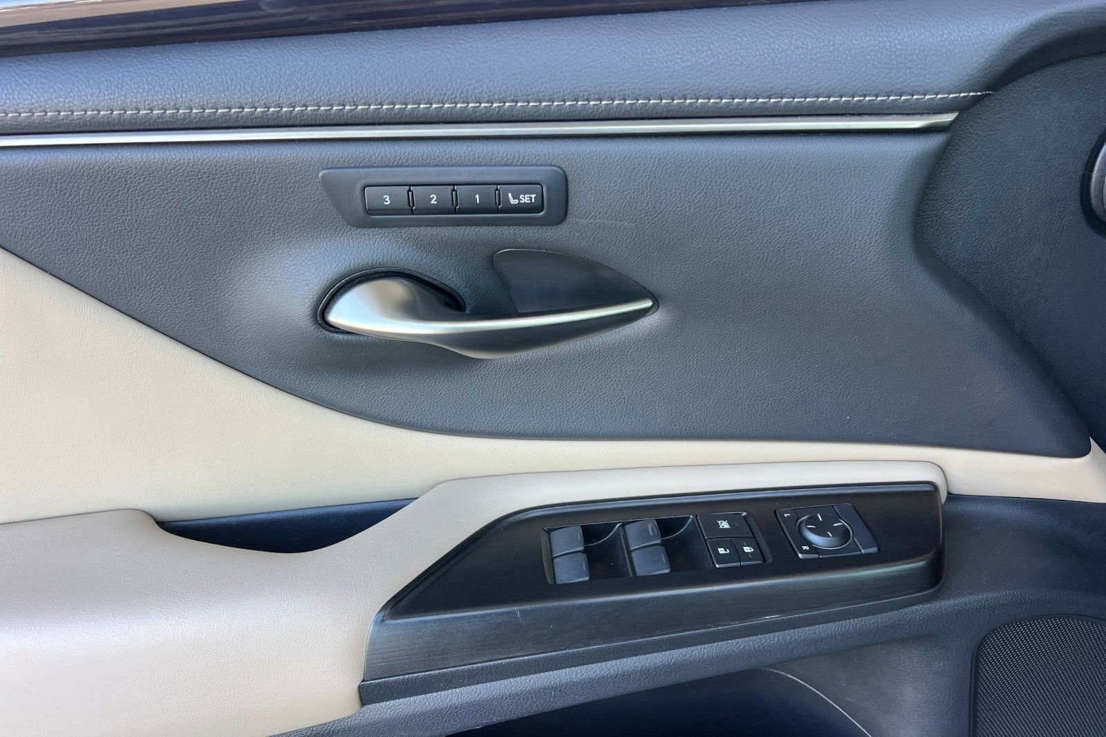 Used 2019 Lexus ES 350 w/ Premium Package image 12