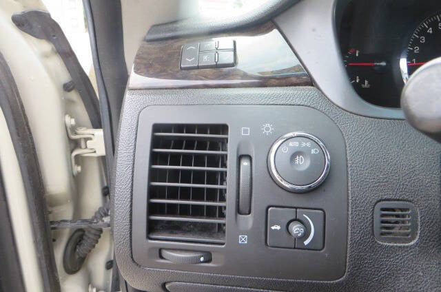 Used 2010 Cadillac DTS Luxury FWD image 18