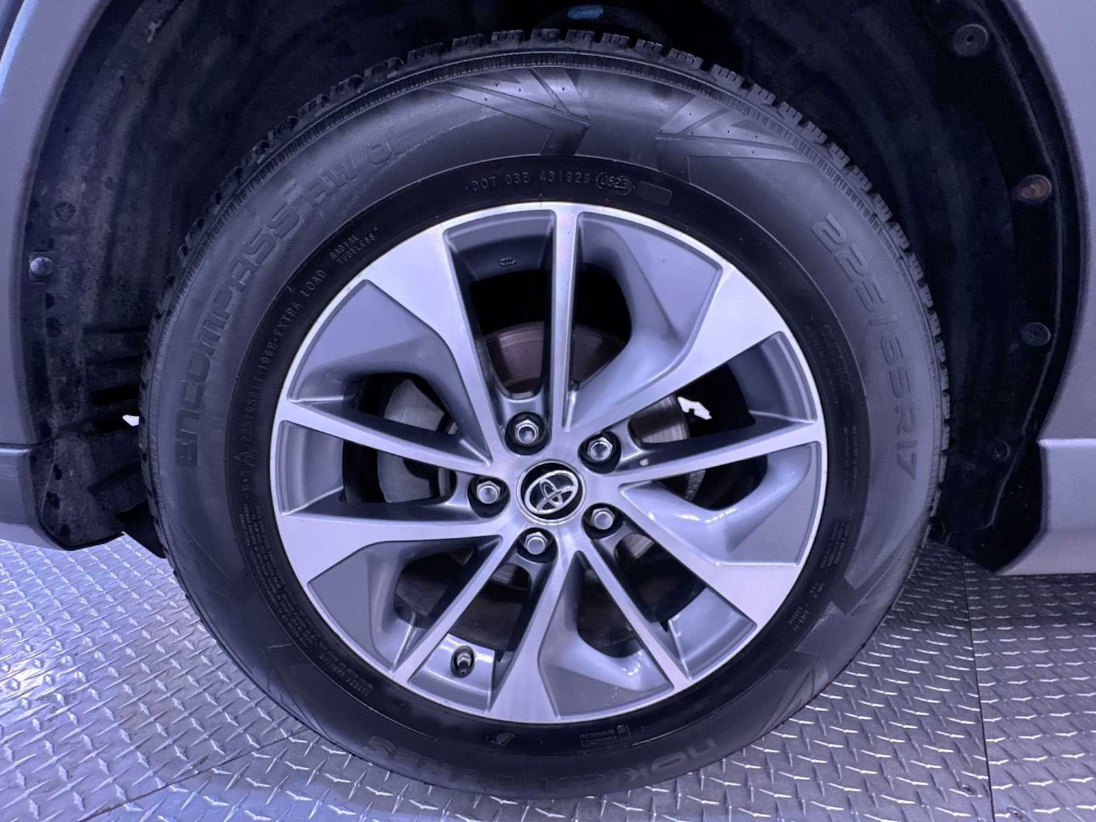 Used 2017 Toyota RAV4 XLE AWD/4WD image 10