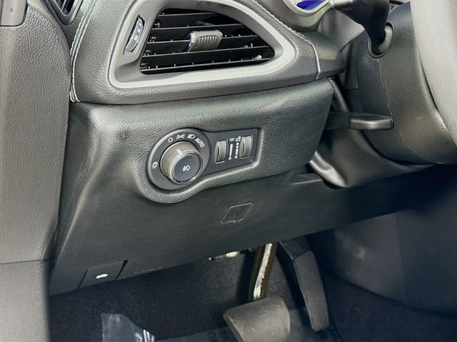 Used 2026 Chrysler Pacifica Select FWD image 10