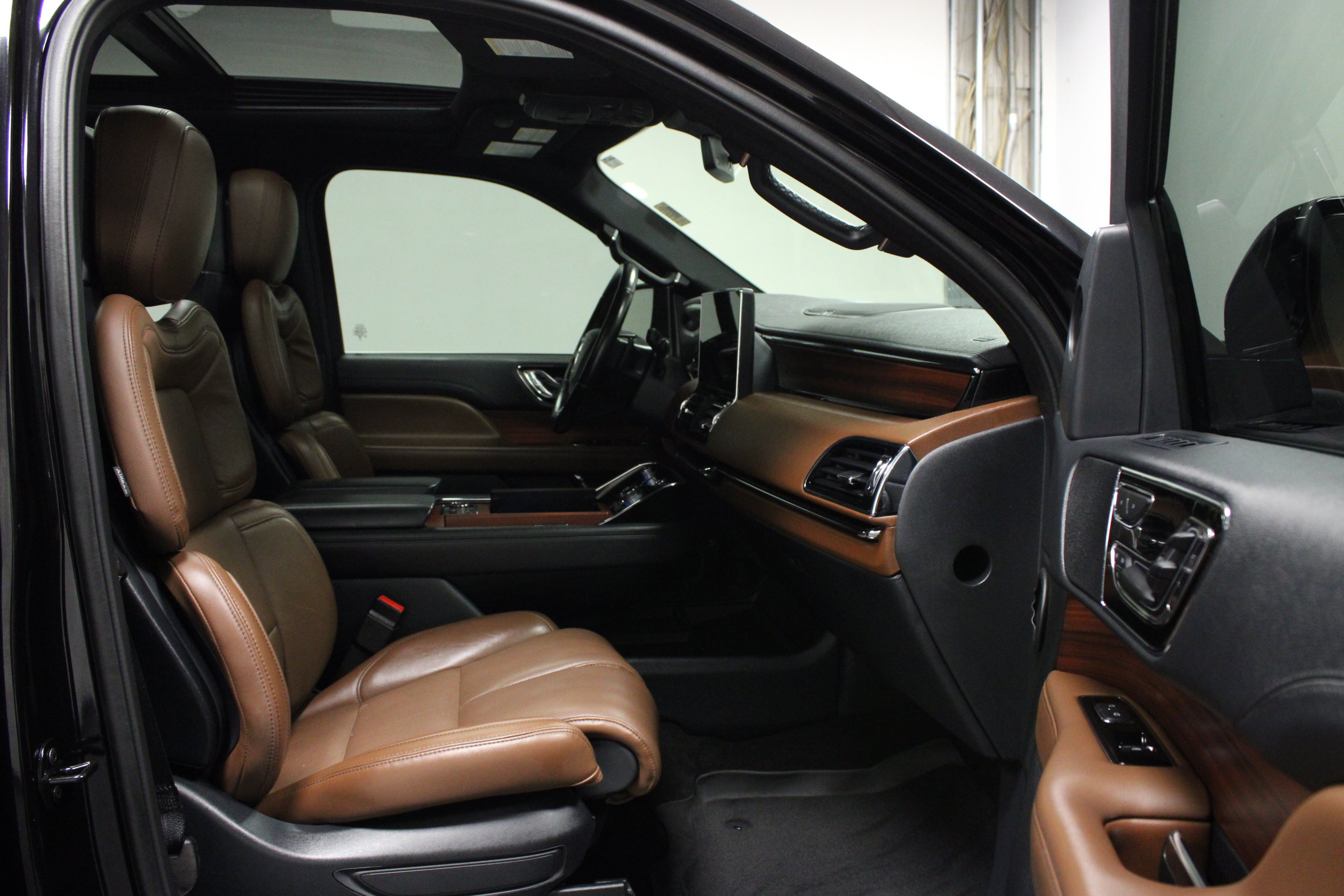Used 2024 Lincoln Navigator L Reserve w/ Monochromatic Package AWD/4WD image 17