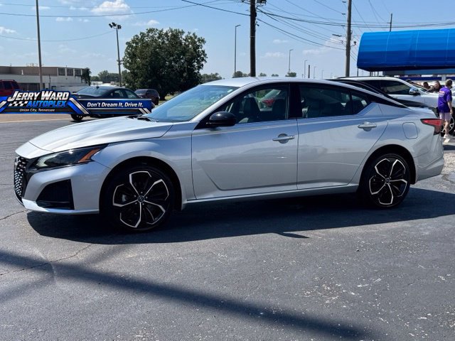 Used 2025 Nissan Altima 2.5 SR AWD/4WD image 3