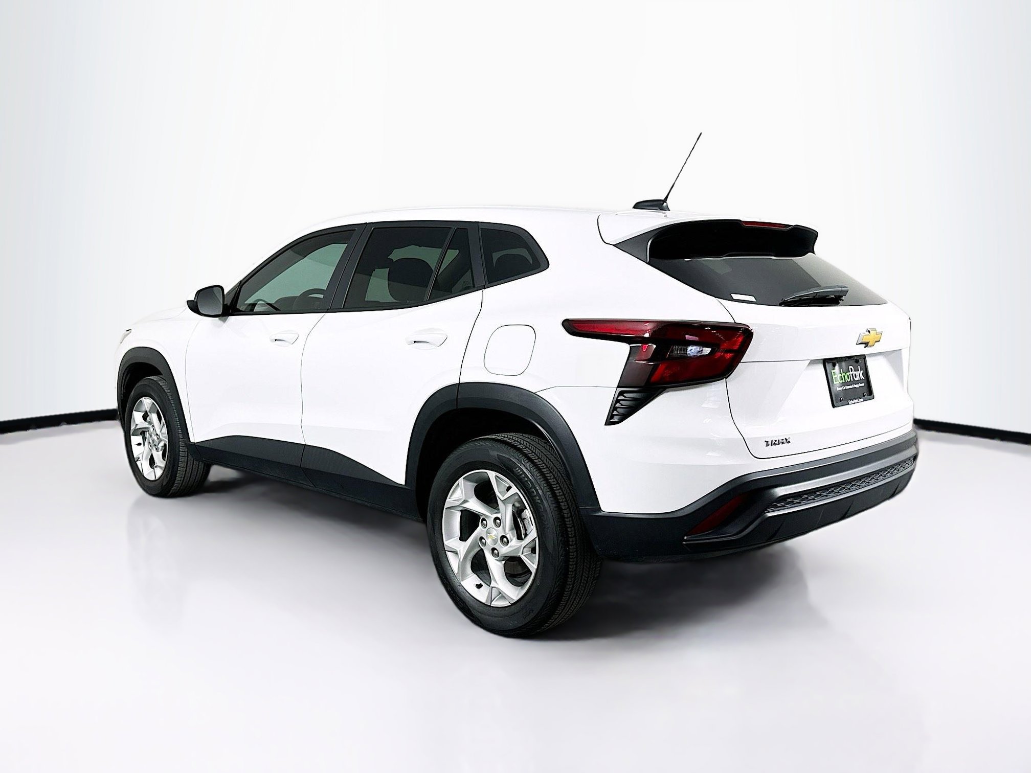 Used 2024 Chevrolet Trax LS w/ LS Convenience Package image 5