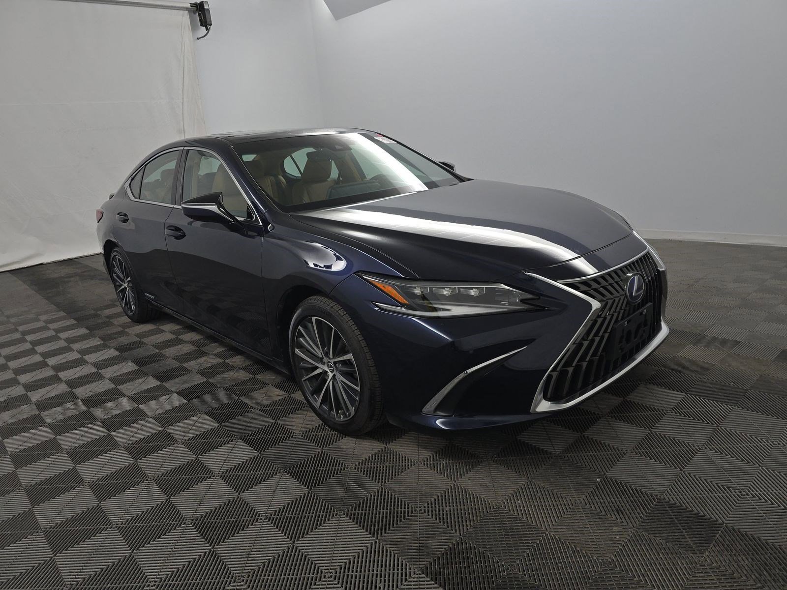 Used 2022 Lexus ES 300h w/ Luxury Package FWD image 3