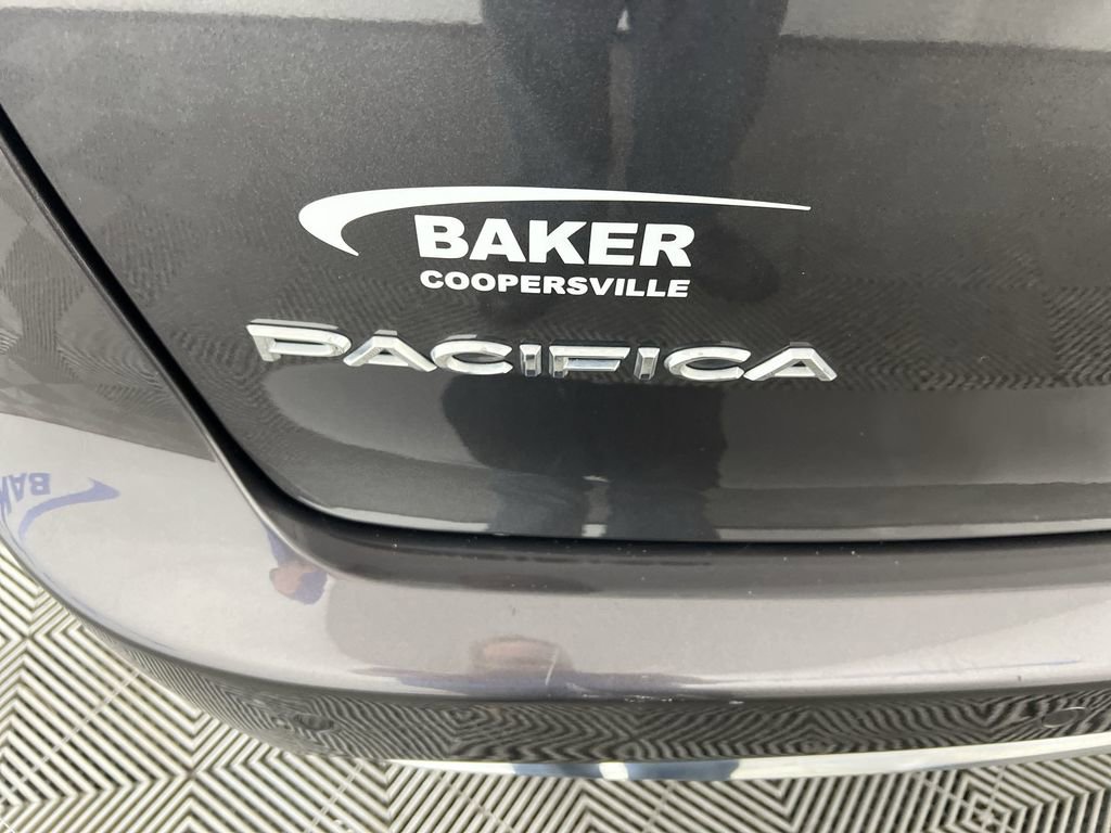 Used 2023 Chrysler Pacifica Touring-L image 32