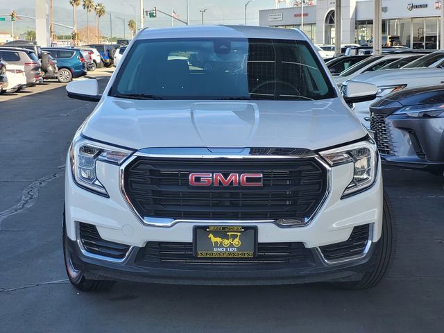 Used 2024 GMC Terrain SLE image 2