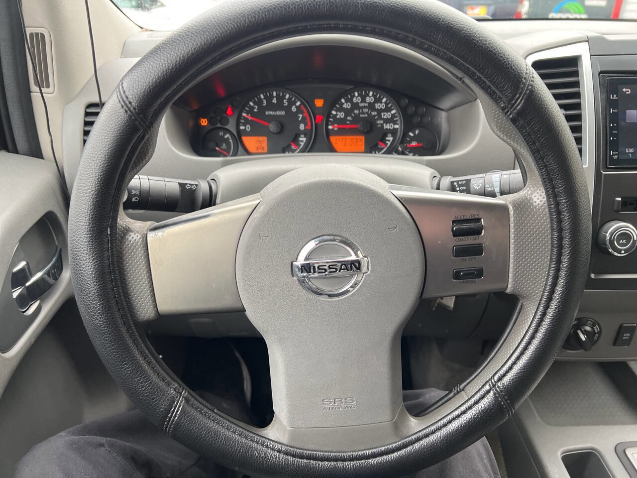 Used 2010 Nissan Frontier SE image 18