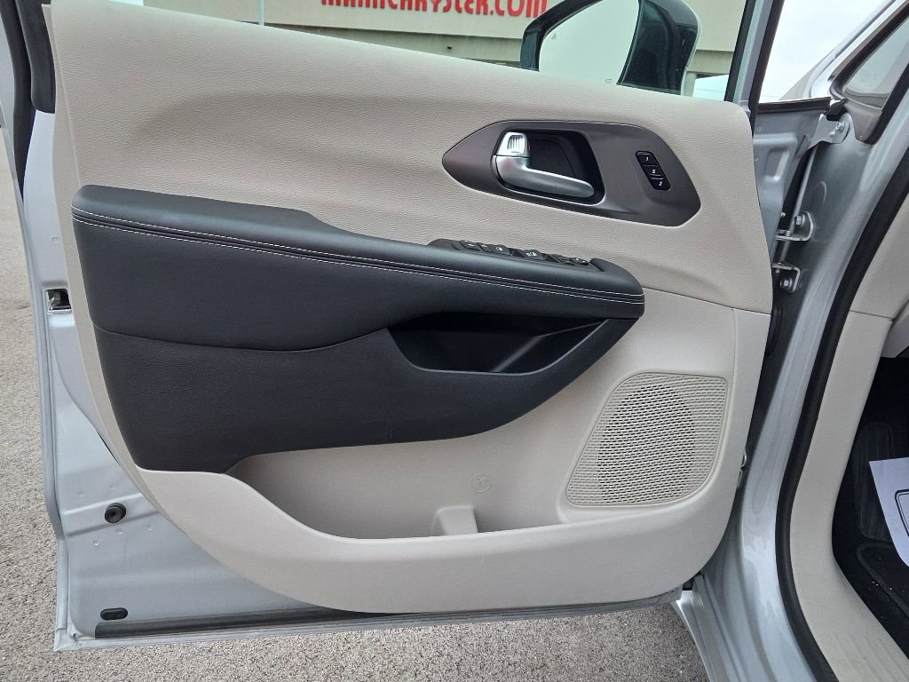 Used 2024 Chrysler Pacifica Touring-L FWD image 22