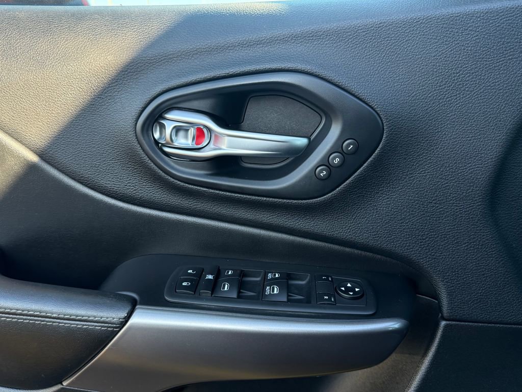 Used 2019 Jeep Cherokee Limited image 21