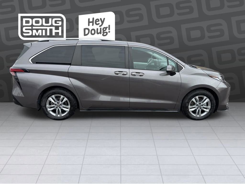 Used 2023 Toyota Sienna Limited image 6