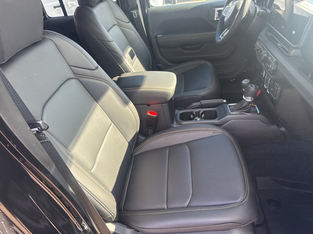Used 2025 Jeep Wrangler Unlimited Sahara AWD/4WD image 47