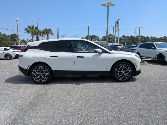 Used 2025 BMW iX xDrive50 w/ Premium Package AWD/4WD image 4