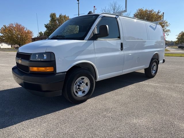 Used 2025 Chevrolet Express 3500 w/ Driver Convenience Package RWD image 3