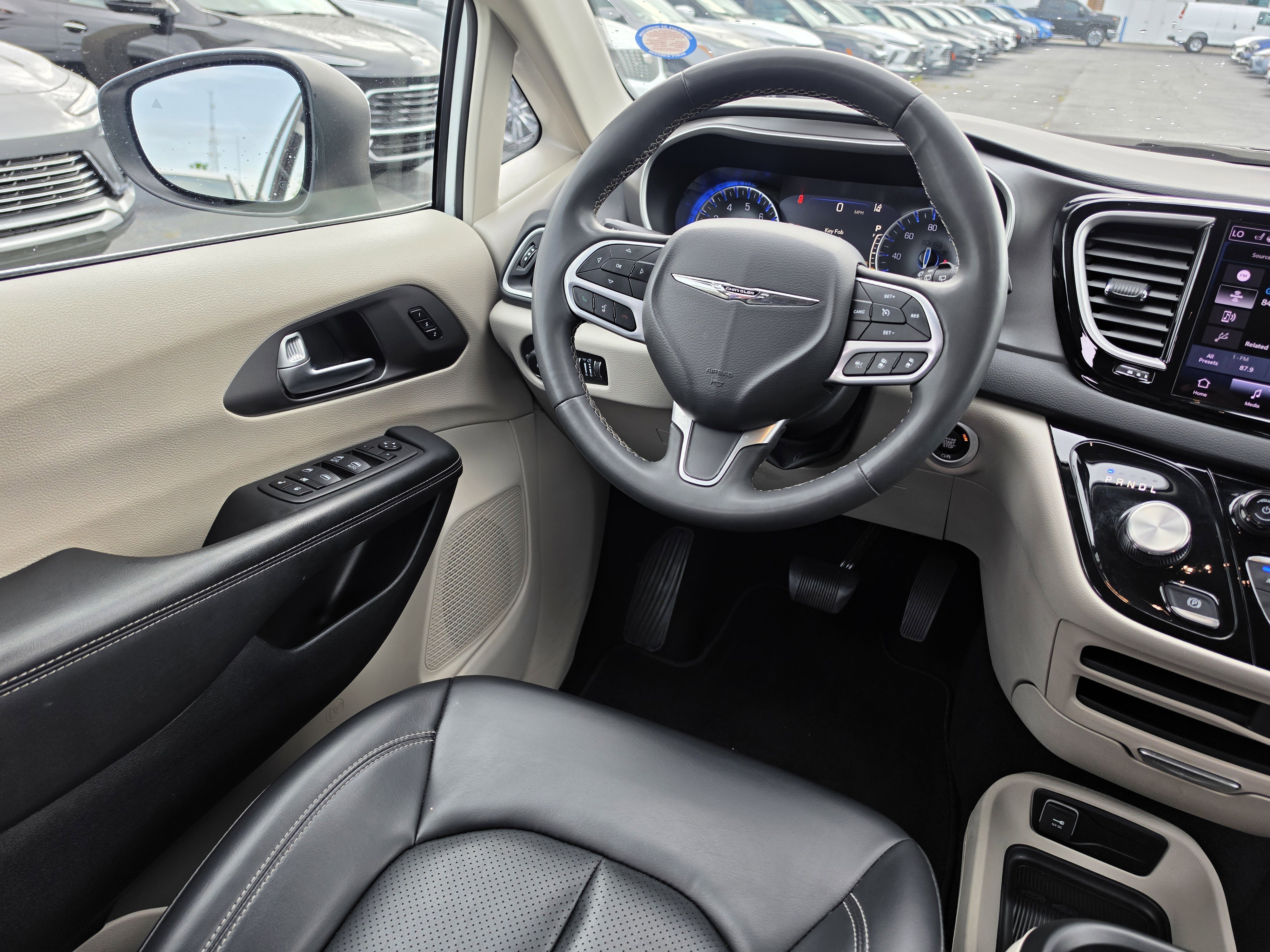 Used 2023 Chrysler Pacifica Touring-L FWD image 9