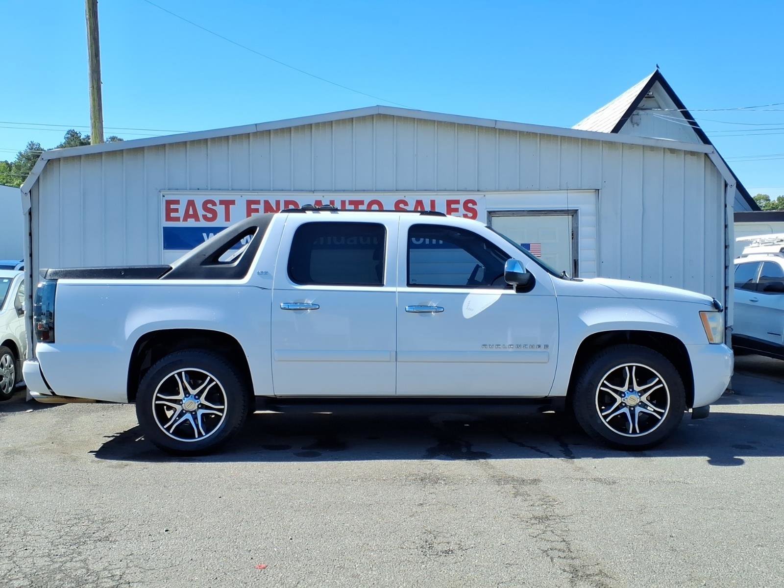 Used 2008 Chevrolet Avalanche LTZ w/ LTZ Preferred Equipment Group AWD/4WD image 2