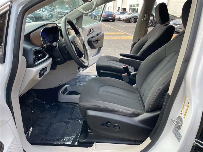 Used 2017 Chrysler Pacifica LX image 9