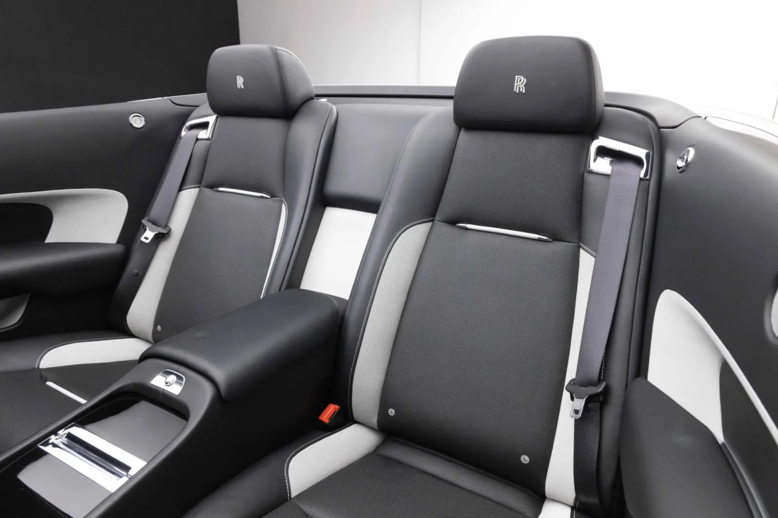 Used 2019 Rolls-Royce Dawn RWD image 38