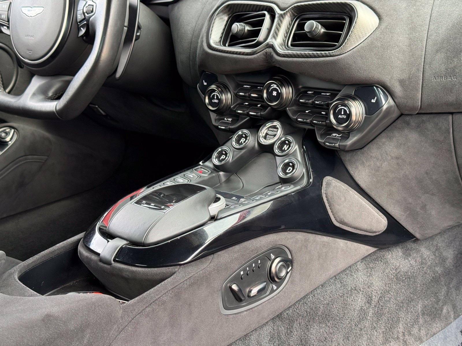 Used 2019 Aston Martin V8 Vantage Coupe RWD image 25