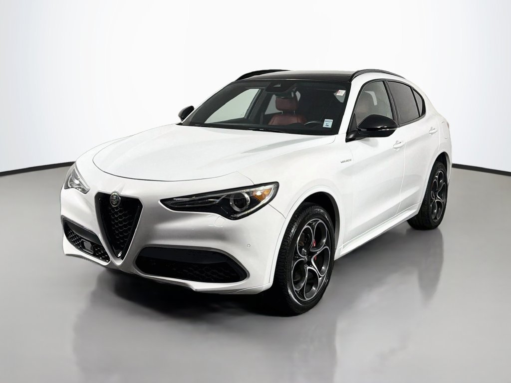 Used 2022 Alfa Romeo Stelvio Veloce AWD/4WD image 3