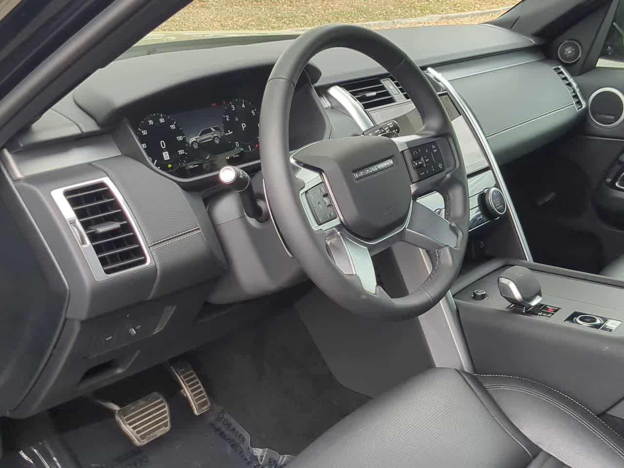 Used 2025 Land Rover Discovery Dynamic SE image 10
