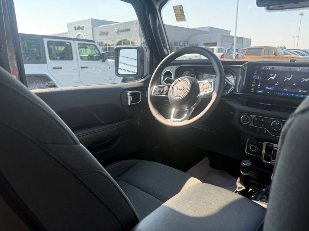 Used 2025 Jeep Wrangler Unlimited Sahara AWD/4WD image 56