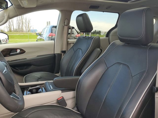 Used 2023 Chrysler Pacifica Limited w/ Trailer Tow Group AWD/4WD image 12