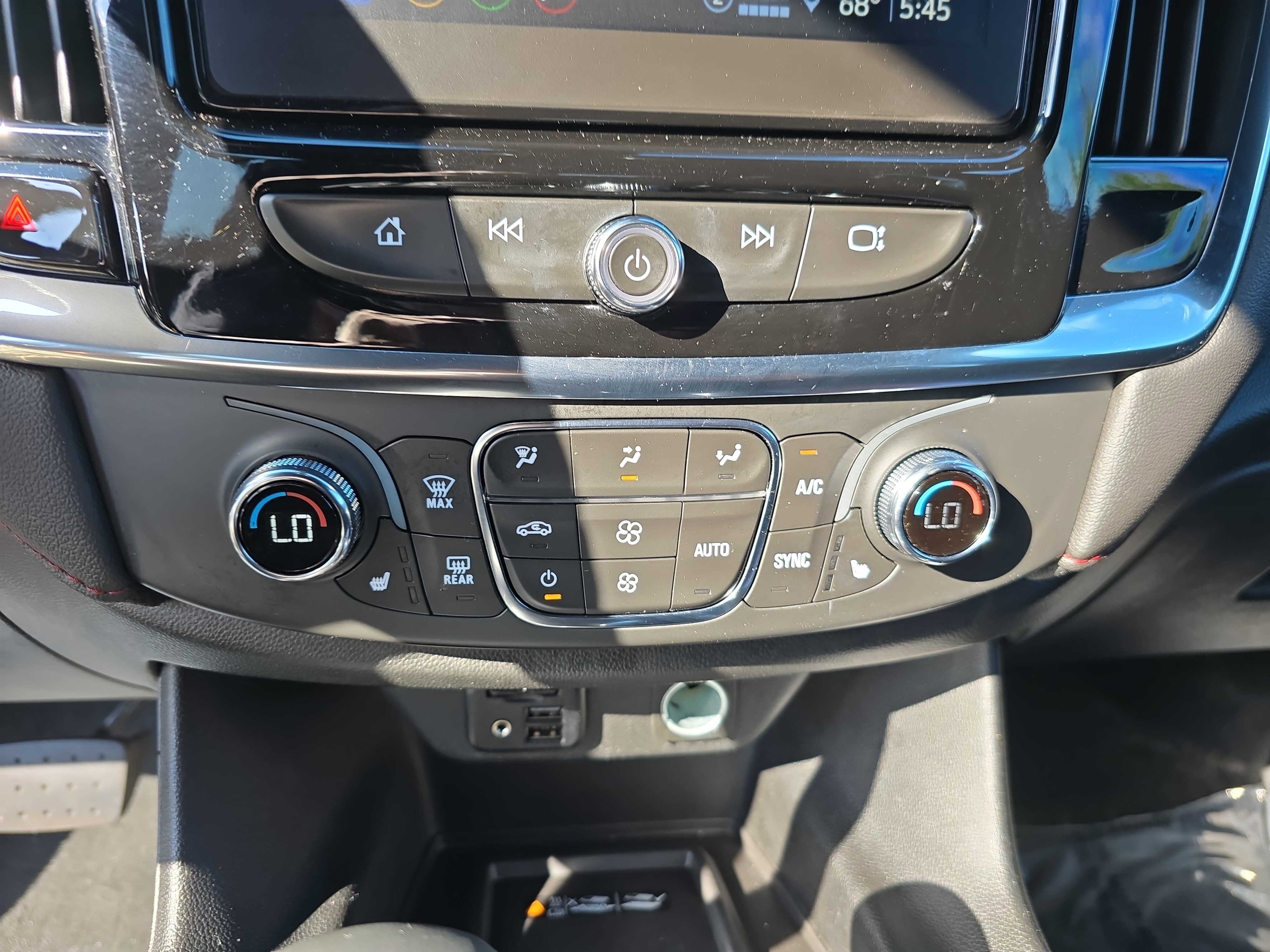 Used 2023 Chevrolet Traverse RS FWD image 25
