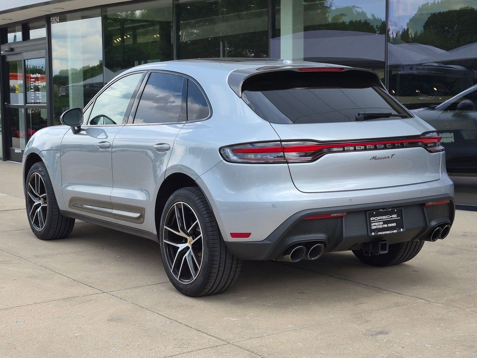 Certified 2025 Porsche Macan Turbo AWD/4WD image 3