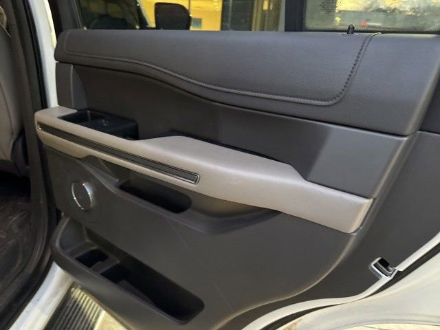 Used 2020 Ford Expedition XLT w/ Equipment Group 202A AWD/4WD image 29