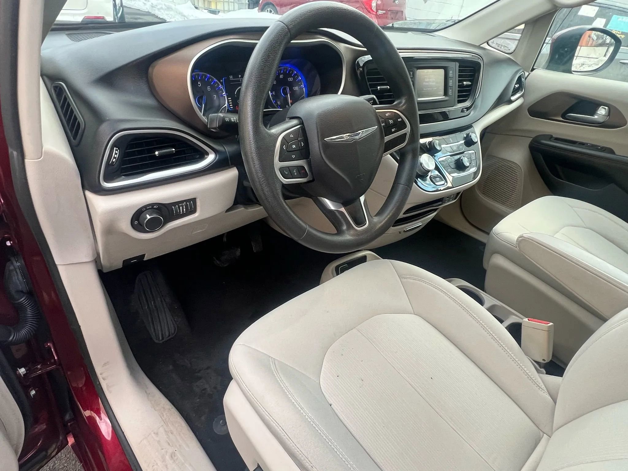 Used 2017 Chrysler Pacifica LX image 25