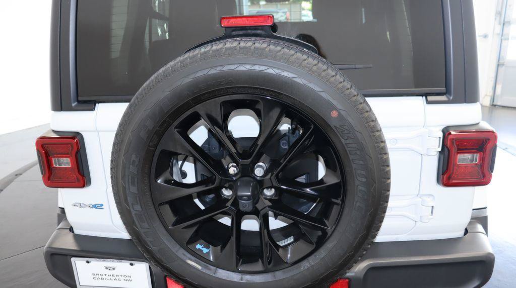 Used 2023 Jeep Wrangler Unlimited Sahara AWD/4WD image 16
